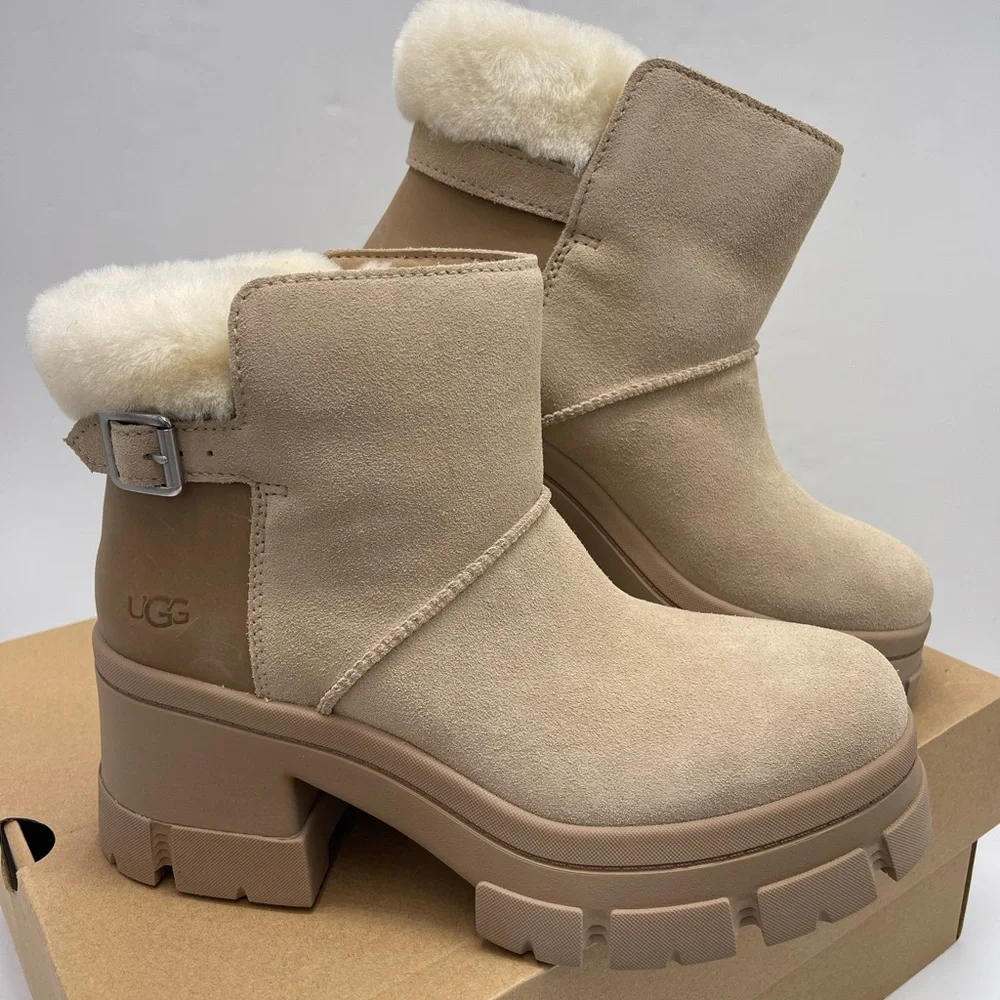 UGG Women's W BROOKLYN BUCKLE PLATFORM HIGH HEELS BOOTS SAND Tan Ankle Boots